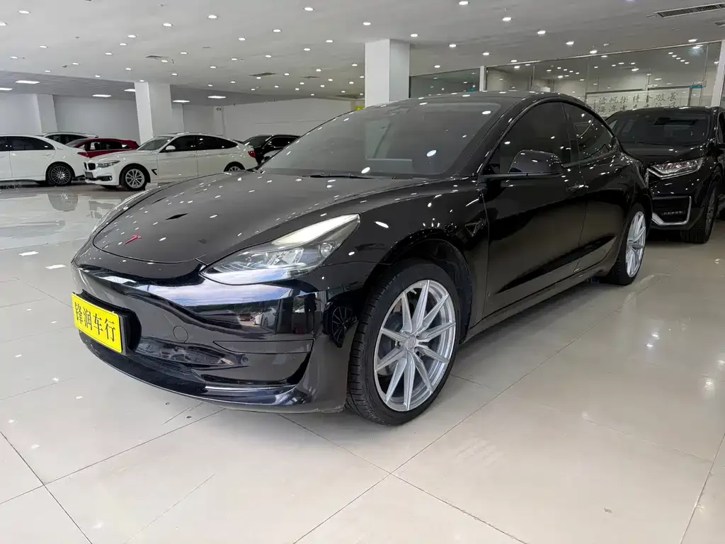 Tesla Model 3 — фото 1