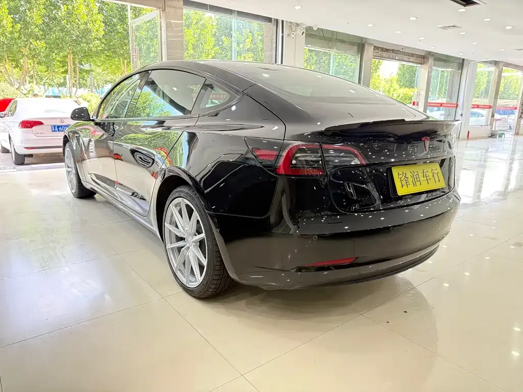 Tesla Model 3 — фото 10