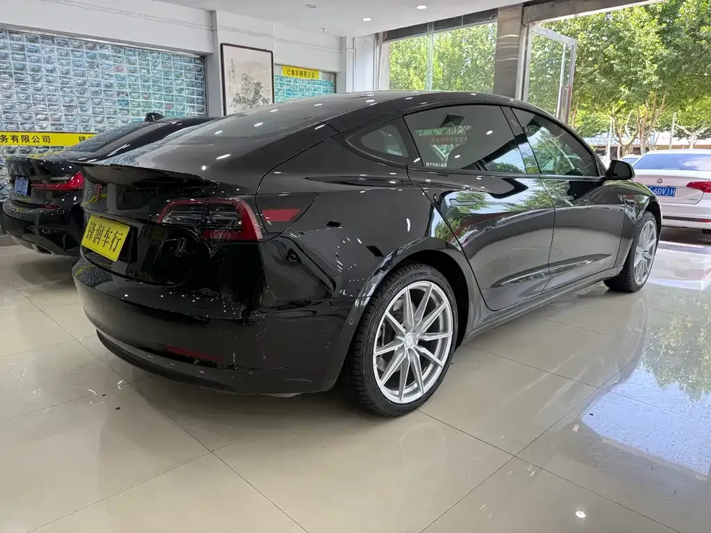 Tesla Model 3 — фото 9