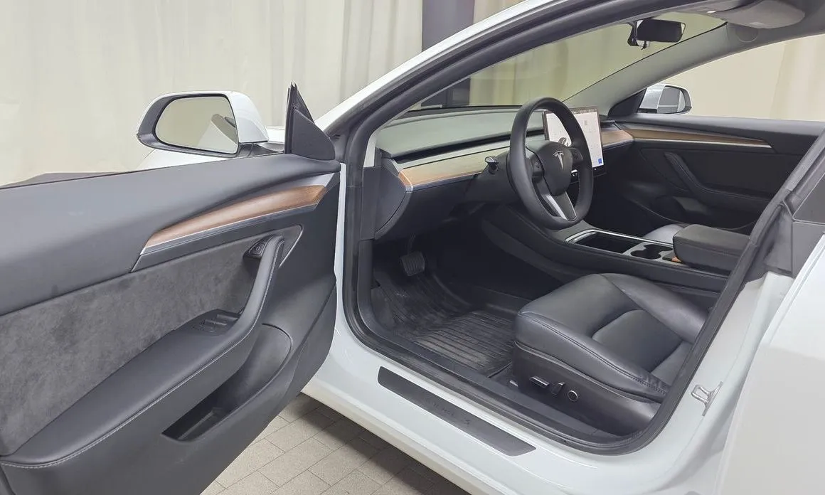 Tesla Model 3 — фото 9
