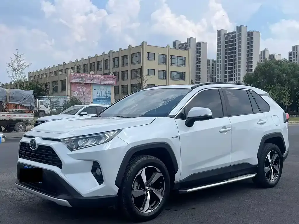 Toyota RAV4 — фото 1