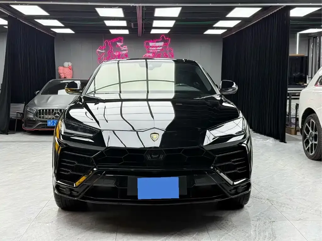Lamborghini Urus — фото 1