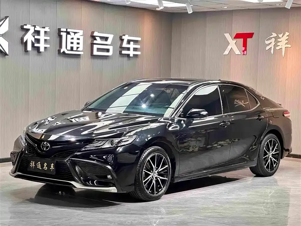 Toyota Camry — фото 1