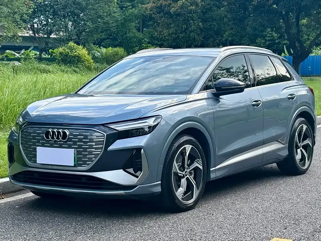 Audi Q4 e-tron — фото 1