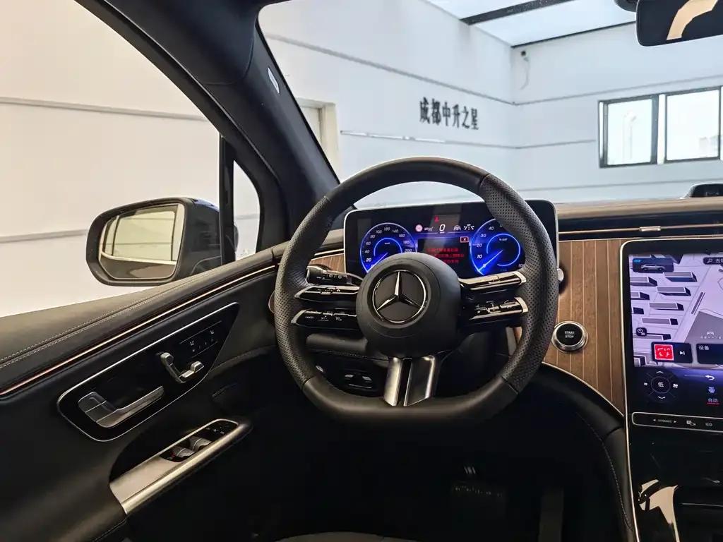 Mercedes-Benz EQE SUV — фото 10