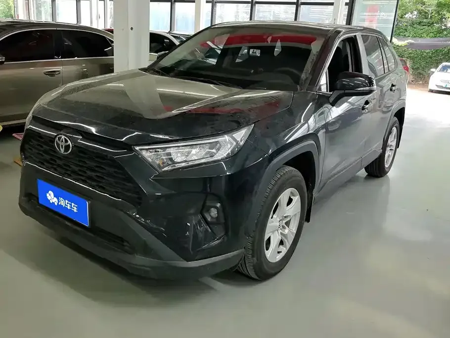 Toyota RAV4 — фото 1