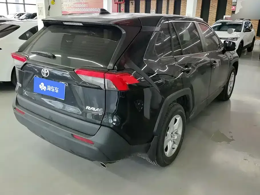 Toyota RAV4 — фото 5
