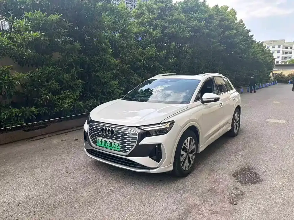 Audi Q4 e-tron — фото 1