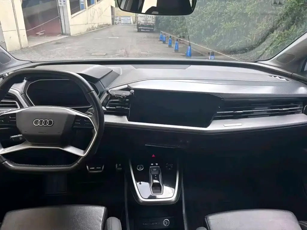 Audi Q4 e-tron — фото 2