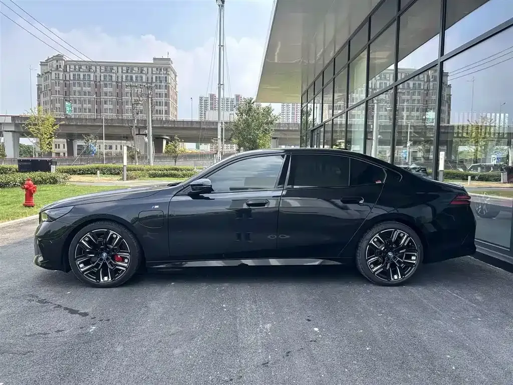 BMW i5 M60 — фото 6
