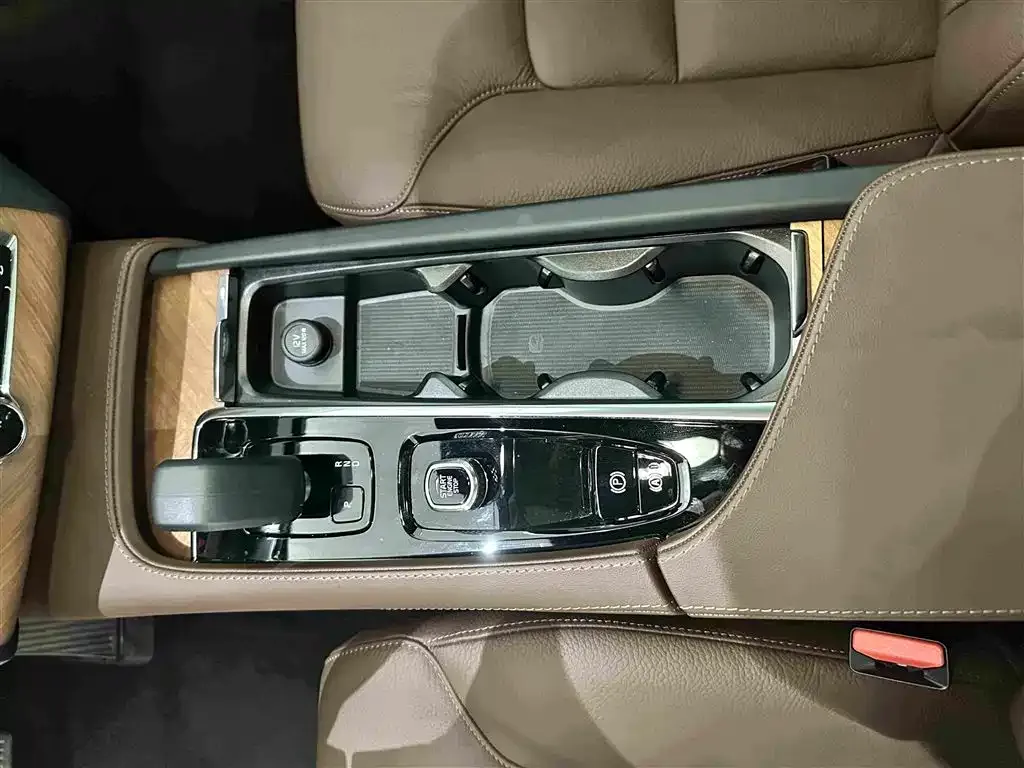 Volvo XC90 — фото 10