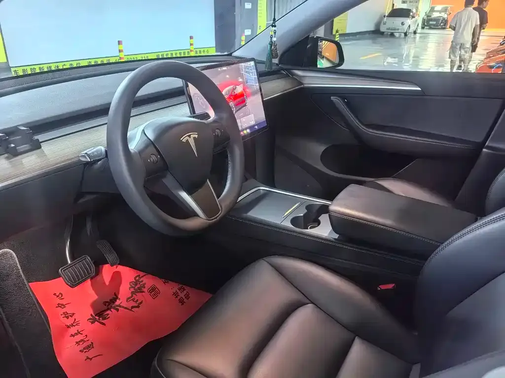 Tesla Model Y — фото 9