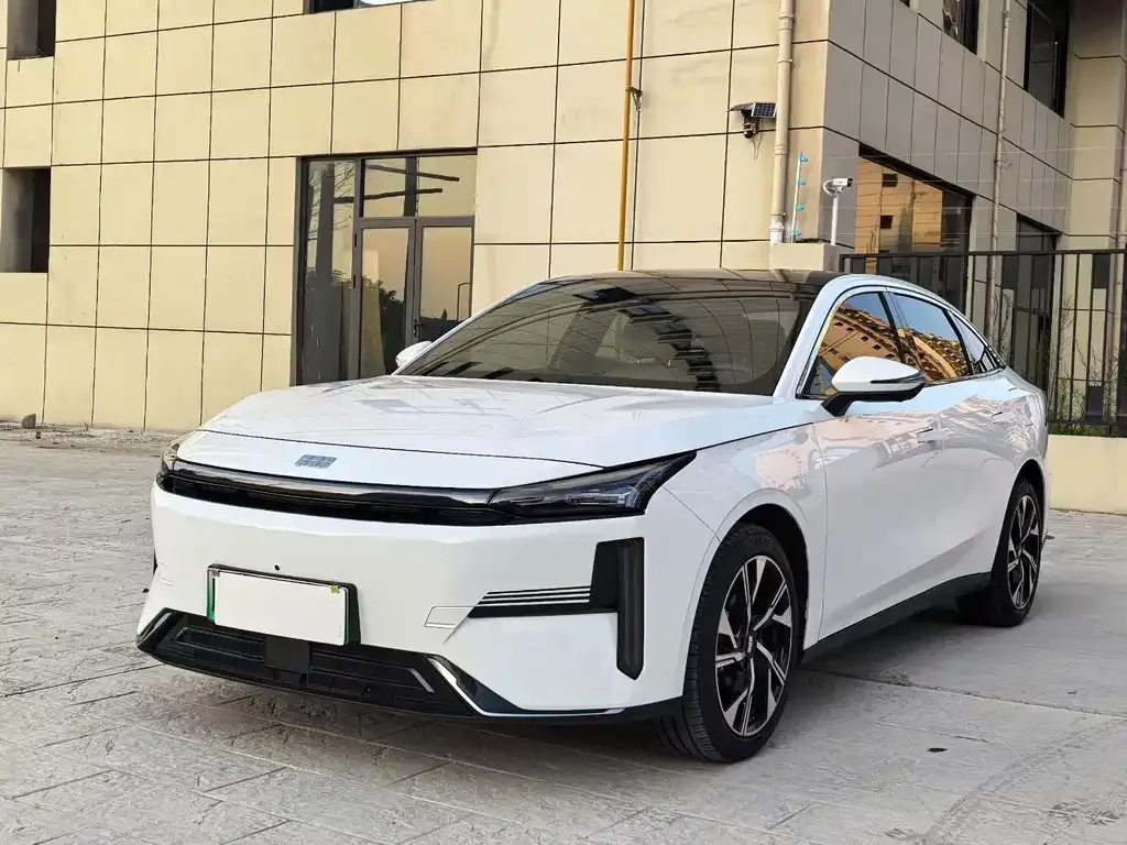 Geely Galaxy L6 — фото 1