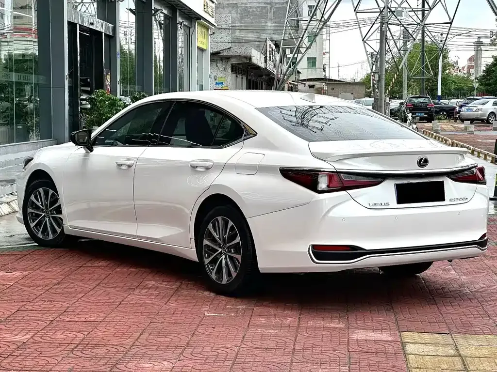 Lexus ES — фото 10