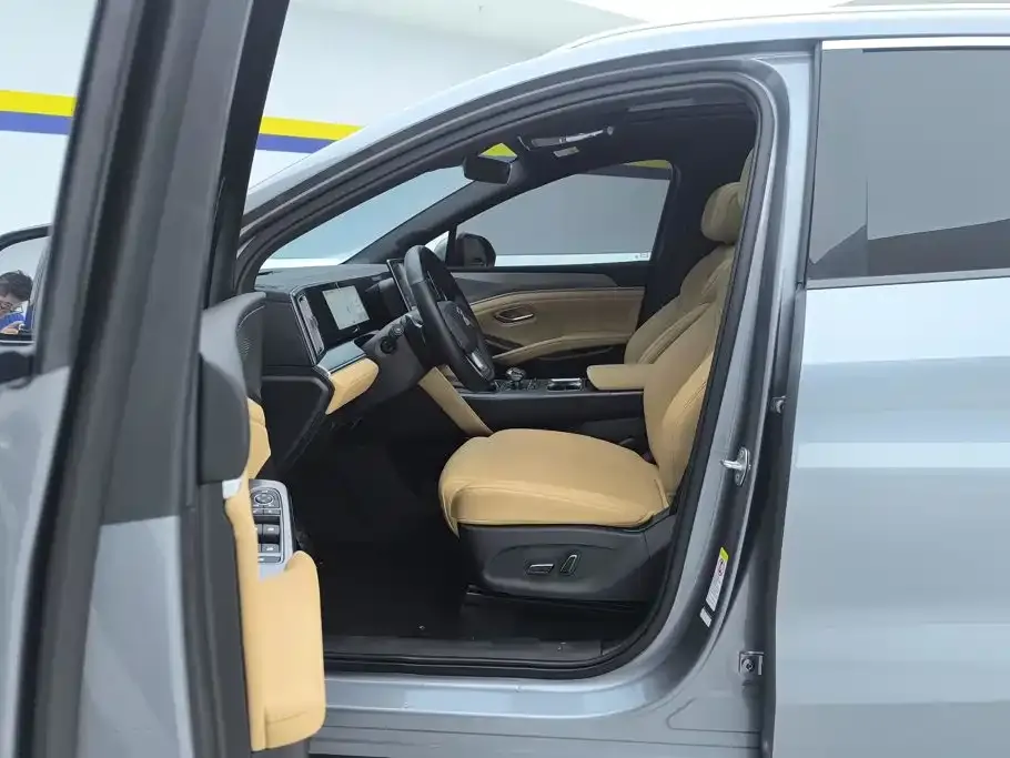 BYD L DM-i — фото 10