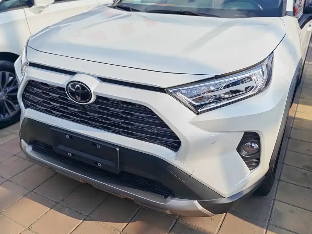 Toyota RAV4 — фото 1