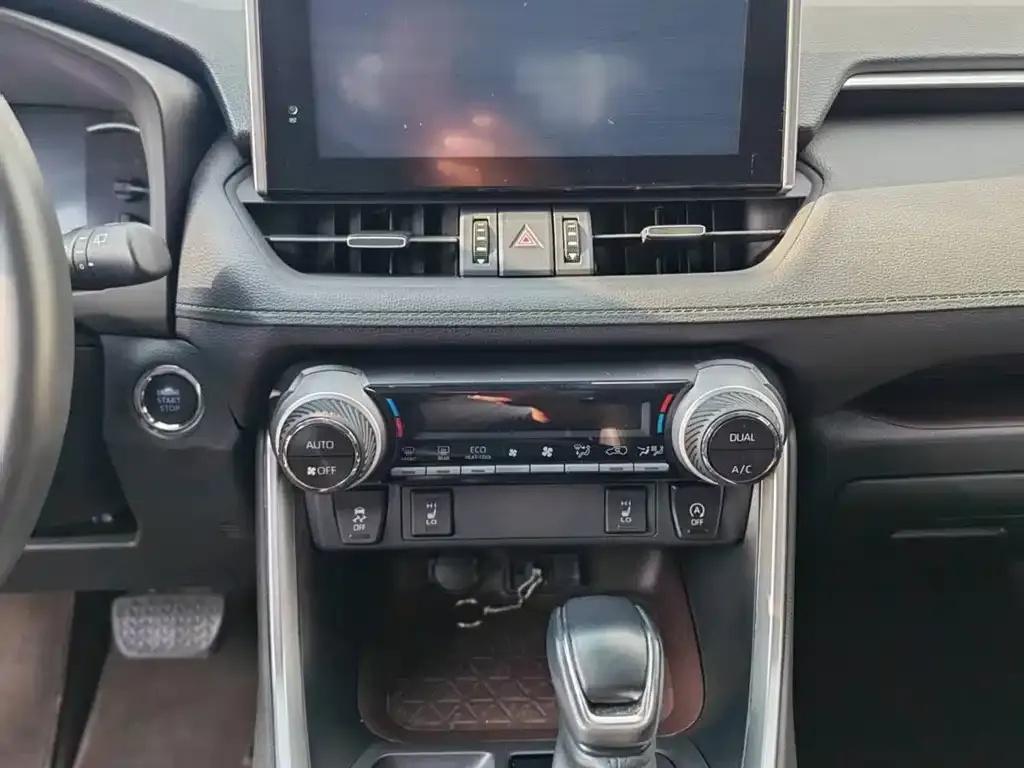 Toyota RAV4 — фото 5