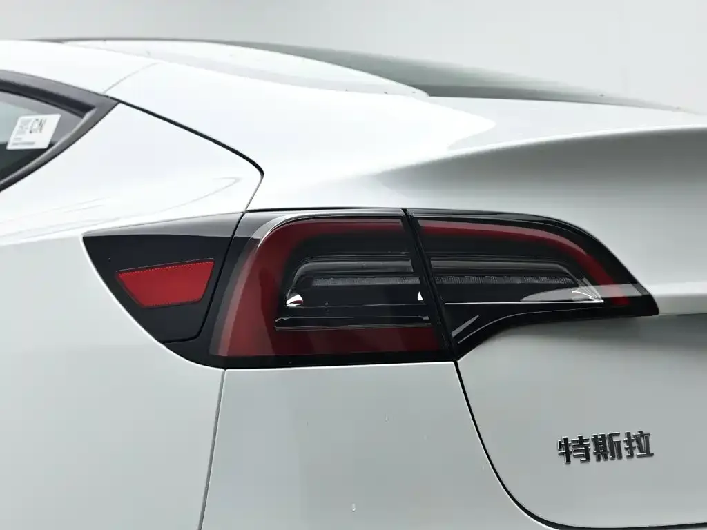 Tesla Model 3 — фото 7