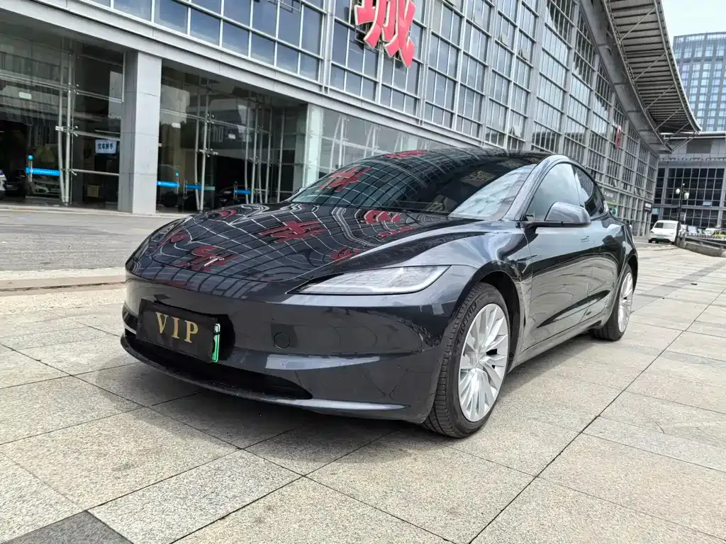 Tesla Model 3 — фото 1