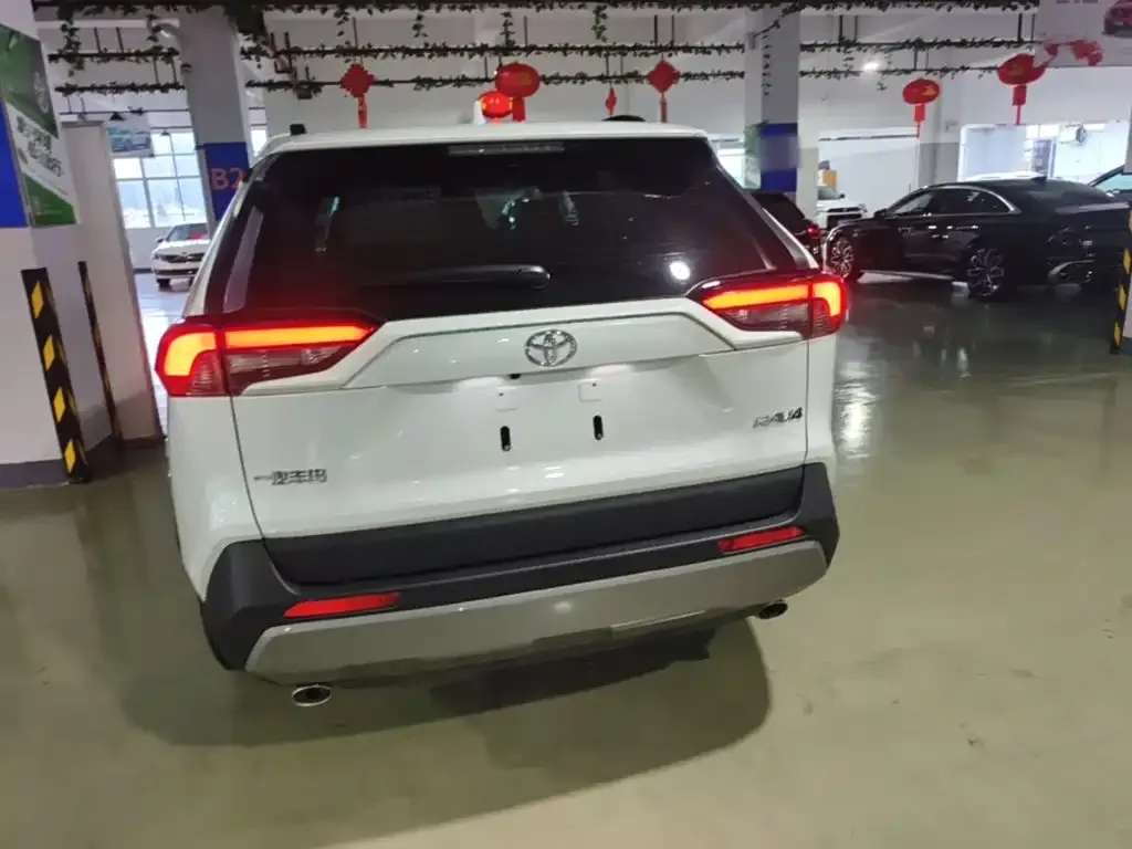 Toyota RAV4 — фото 8