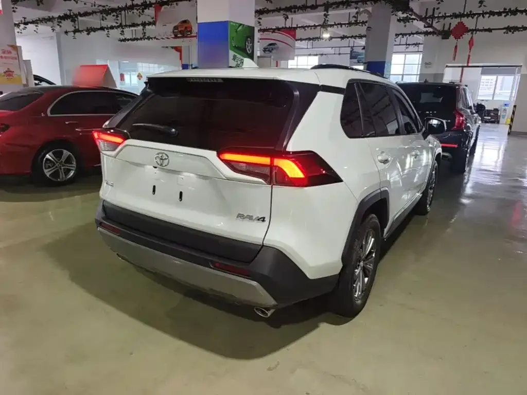 Toyota RAV4 — фото 7