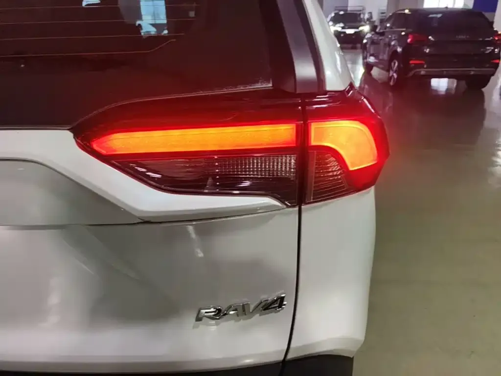 Toyota RAV4 — фото 2