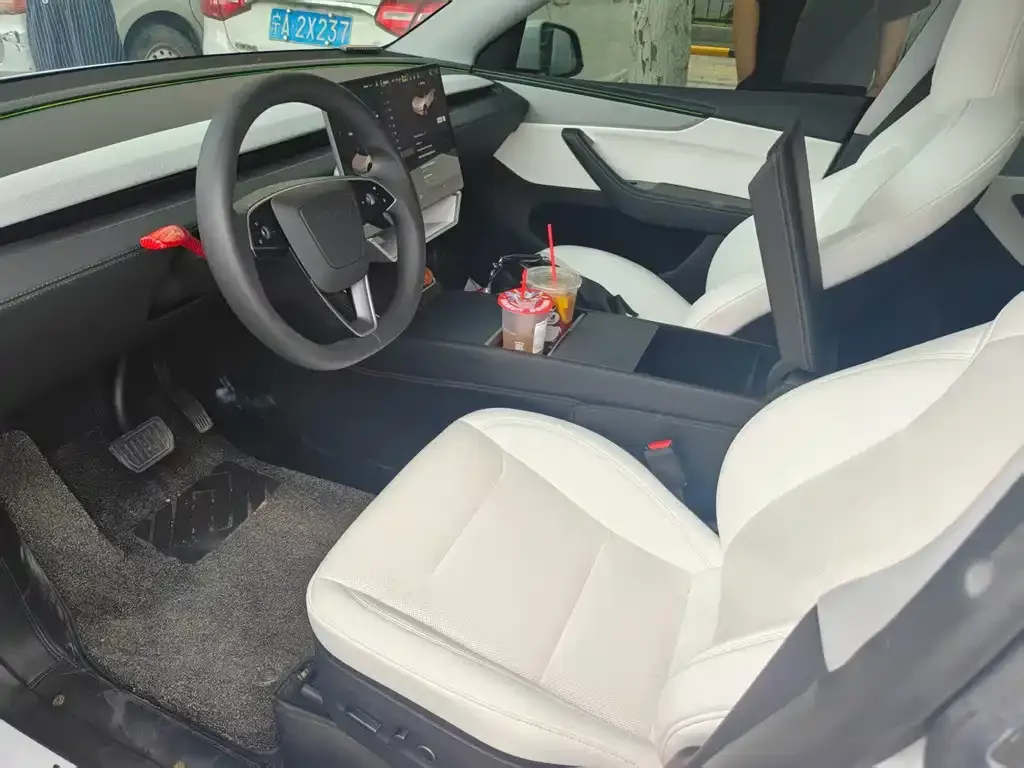Tesla Model Y — фото 6