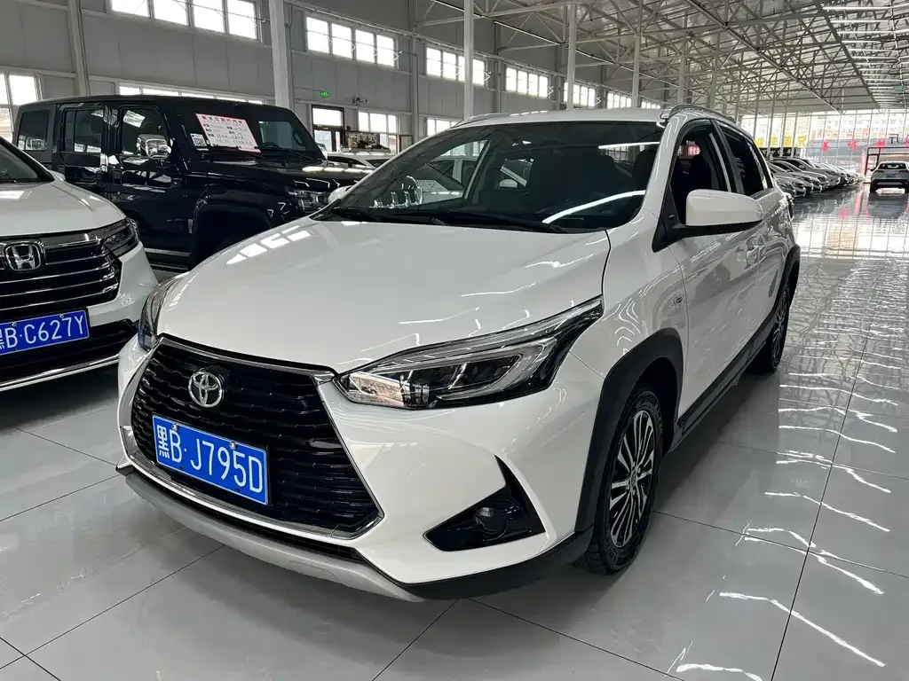 Toyota Yaris L — фото 1