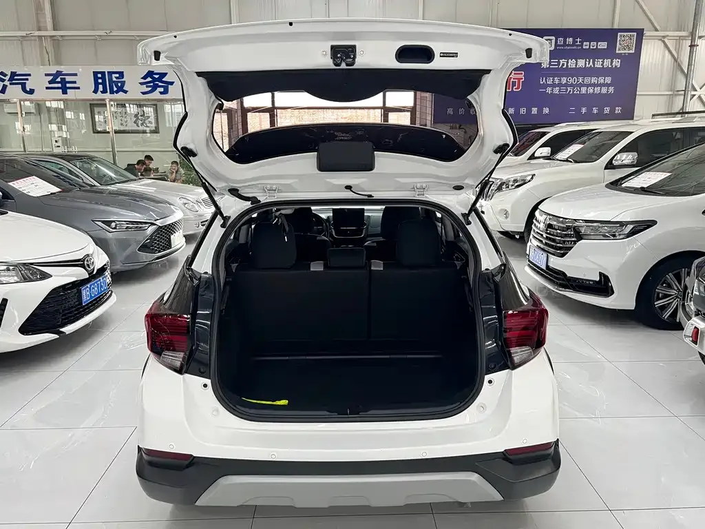 Toyota Yaris L — фото 9