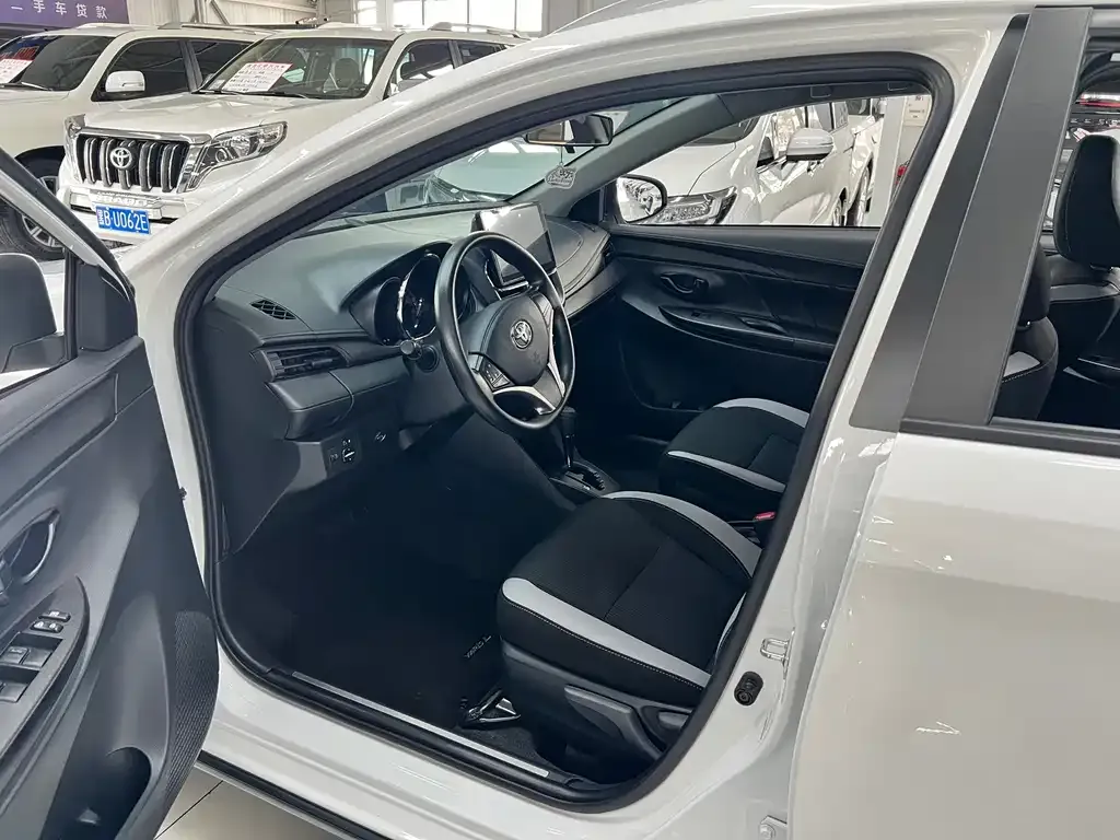 Toyota Yaris L — фото 8
