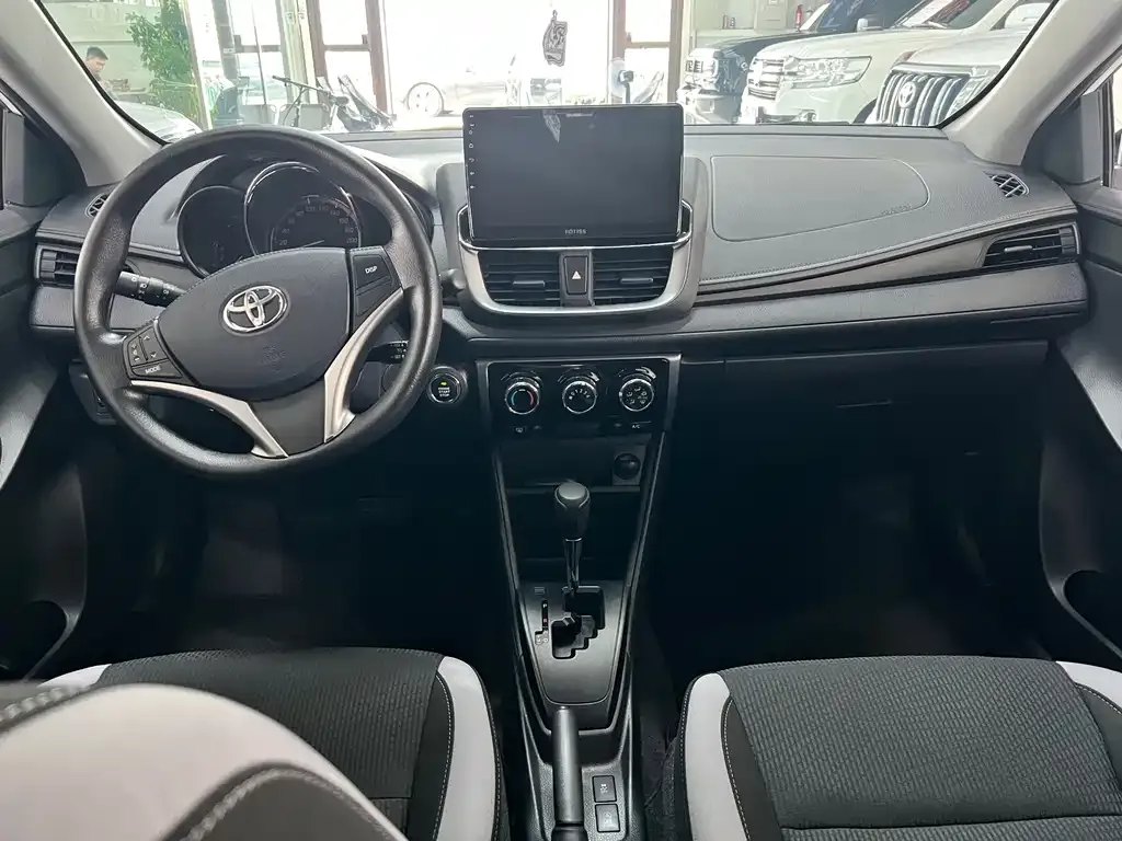 Toyota Yaris L — фото 7