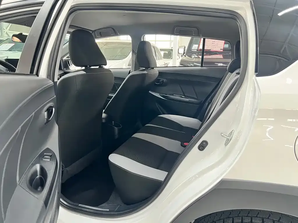 Toyota Yaris L — фото 2
