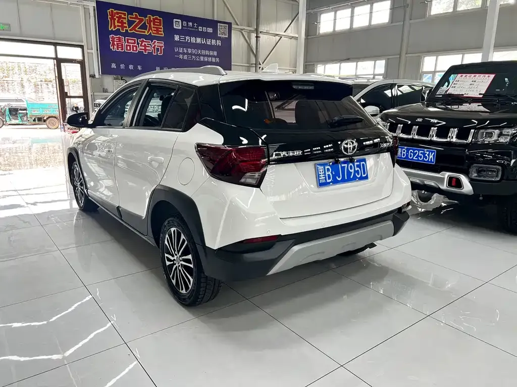 Toyota Yaris L — фото 10