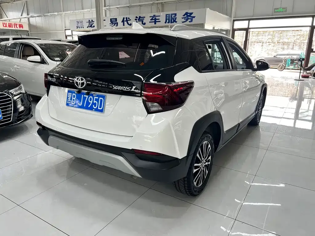 Toyota Yaris L — фото 4