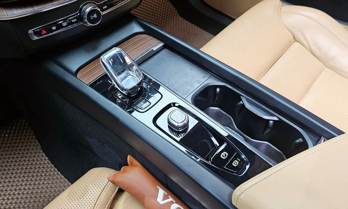 Volvo XC60 — фото 10