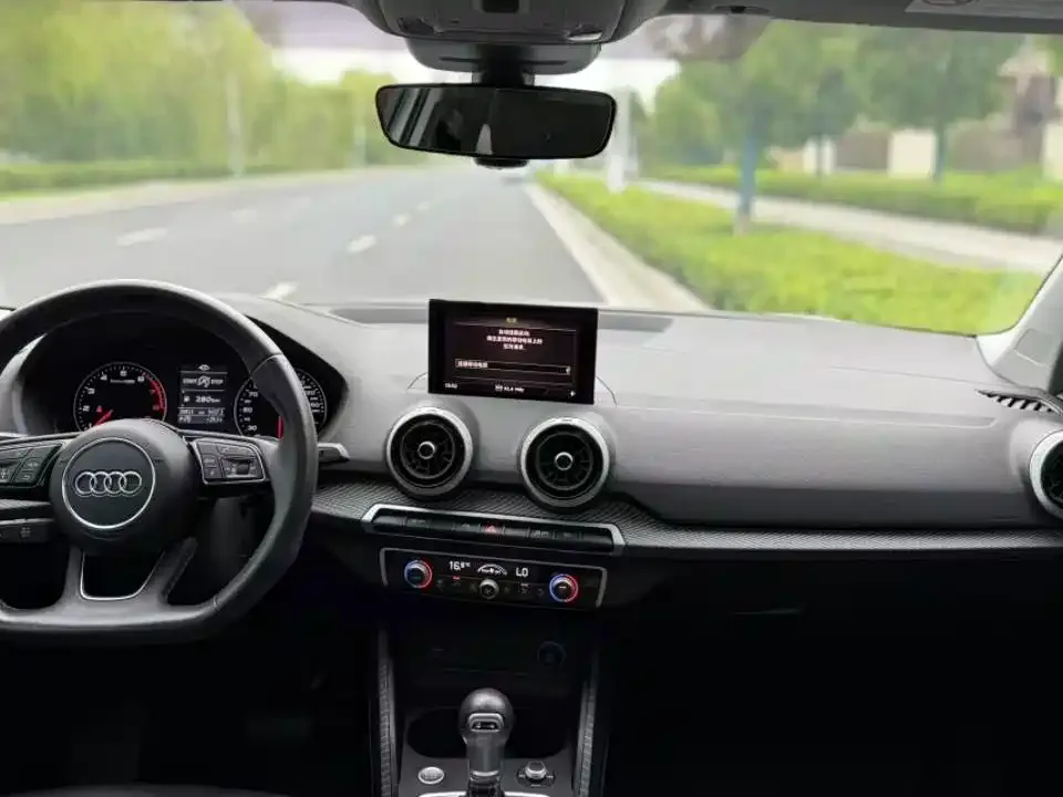 Audi Q2L — фото 5