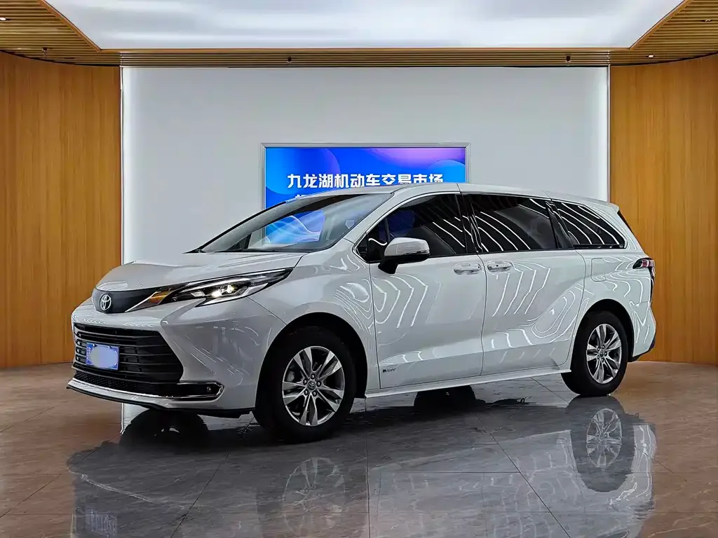 Toyota Sienna — фото 1