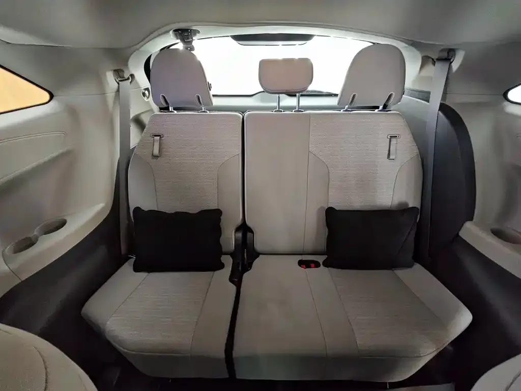 Toyota Sienna — фото 3