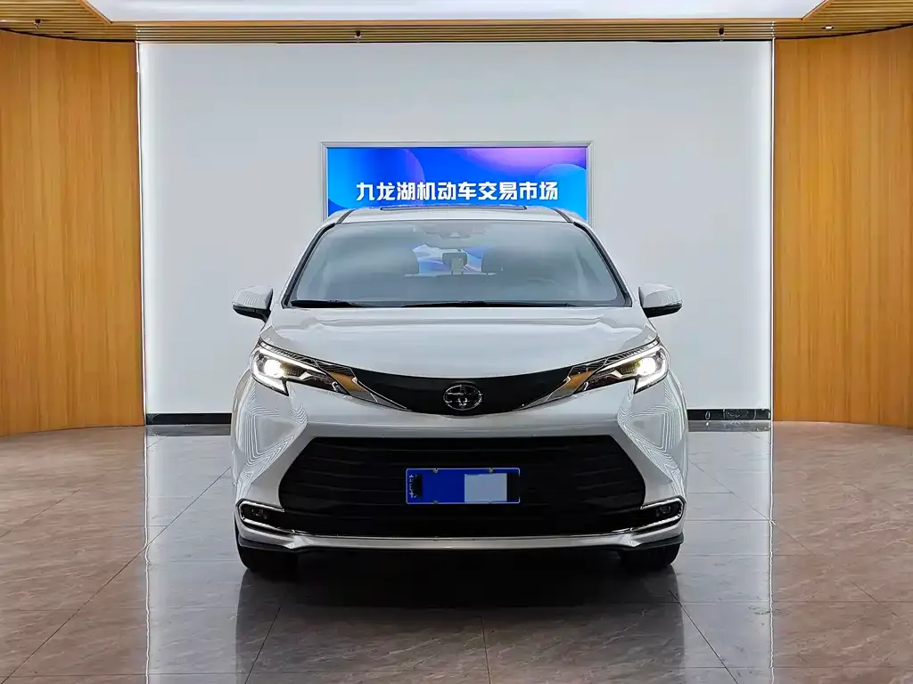 Toyota Sienna — фото 10