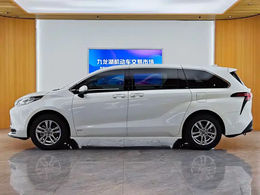 Toyota Sienna — фото 4