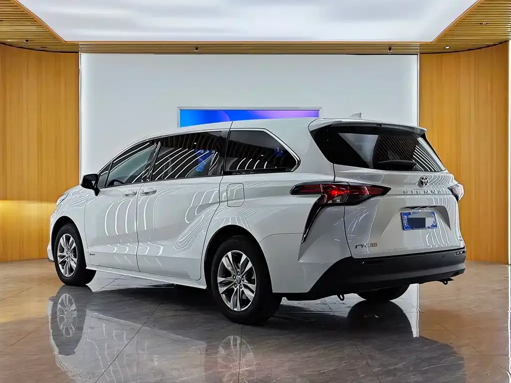 Toyota Sienna — фото 5