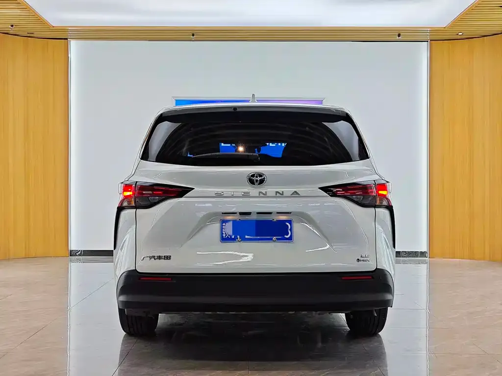 Toyota Sienna — фото 2