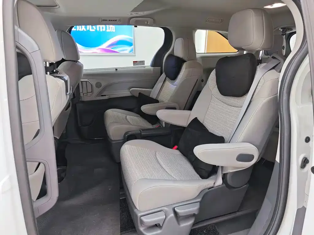 Toyota Sienna — фото 7