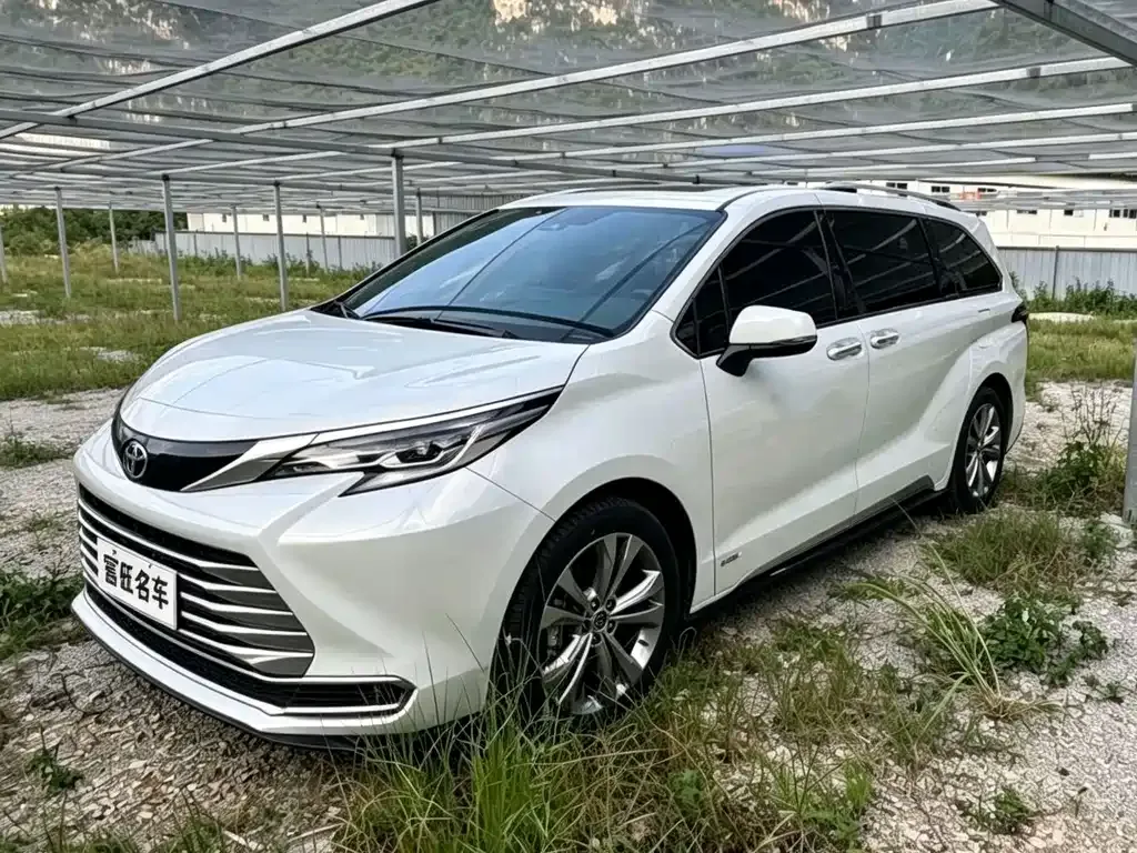Toyota Sienna — фото 1