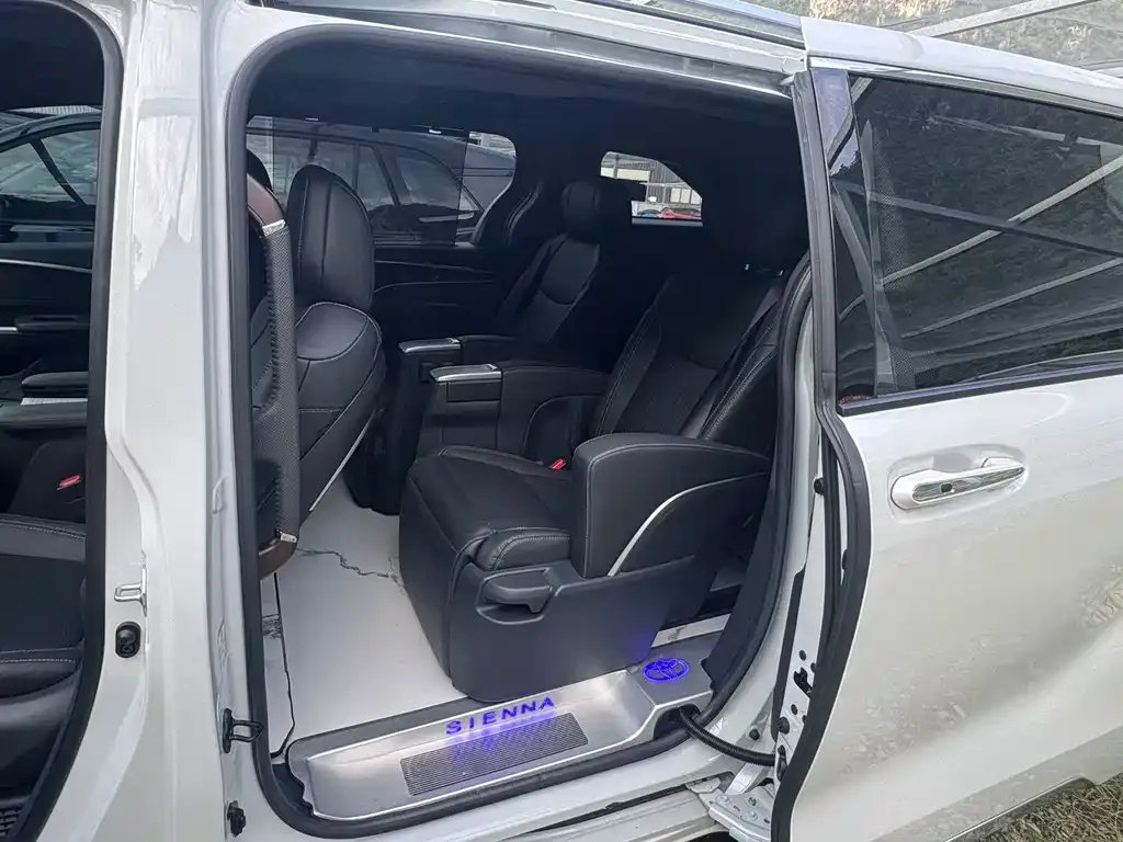 Toyota Sienna — фото 4
