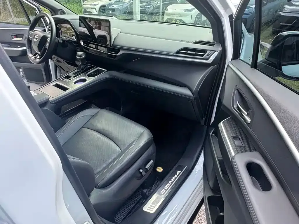 Toyota Sienna — фото 10