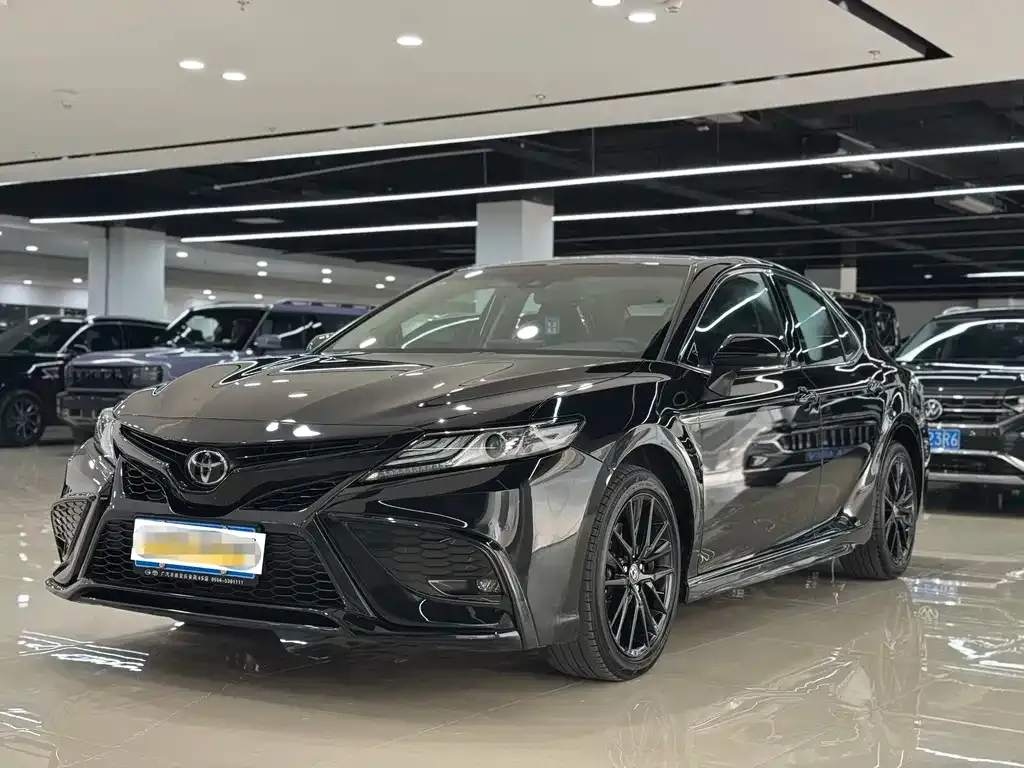 Toyota Camry — фото 1