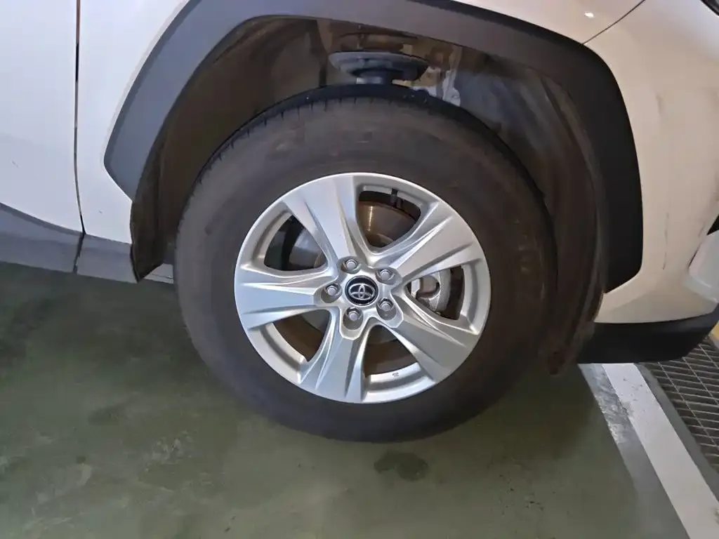 Toyota RAV4 — фото 10