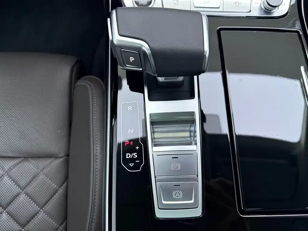 Audi A8 — фото 4