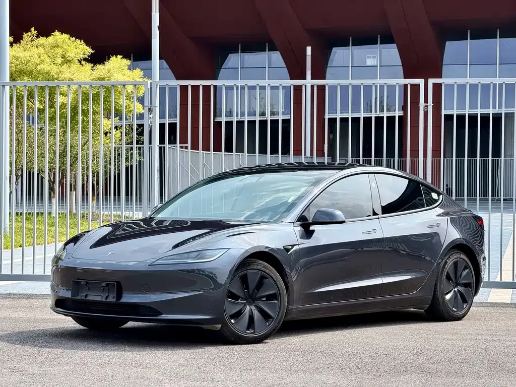 Tesla Model 3 — фото 1